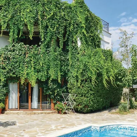Three-bedroom Holiday In Kosharica * Koșarița
